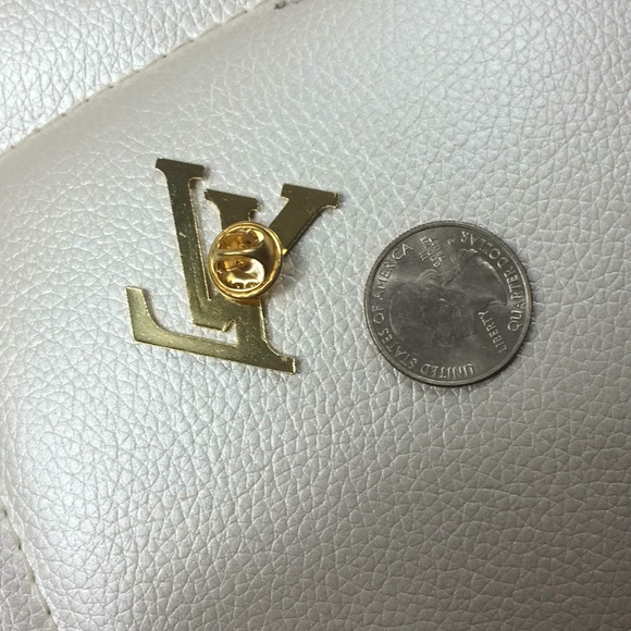Louis Vuitton logo pin counter staff pin - - Picture 8 of 8